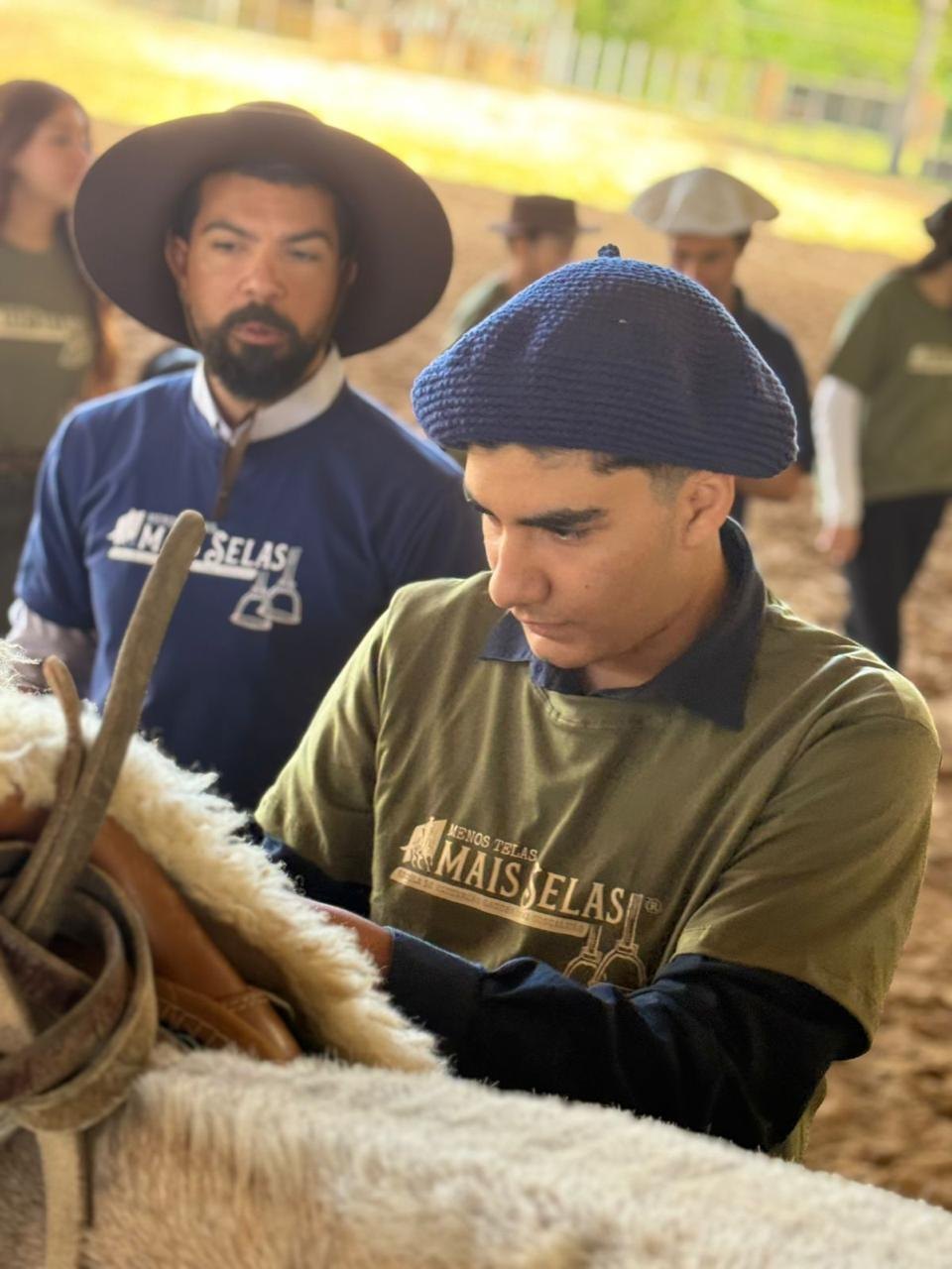 Jovem aprendendo a cuidar do cavalo com acompanhamento
