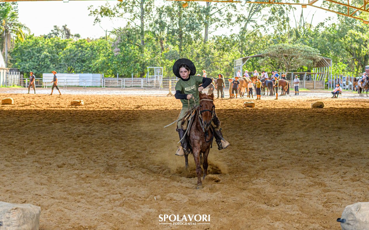 Criança participando de atividade equestre