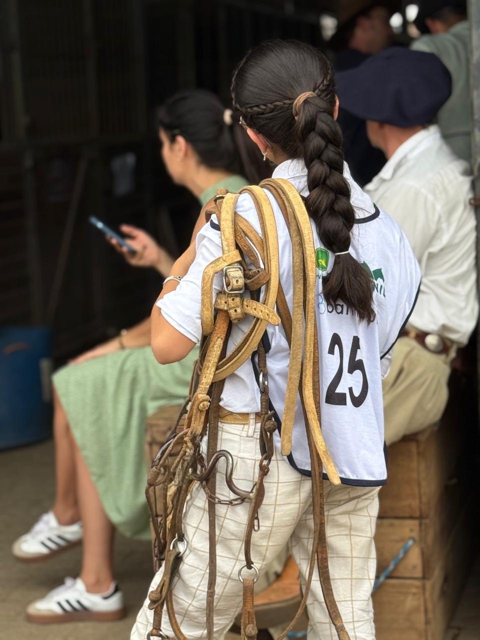 Jovens no ambiente de cavalariça